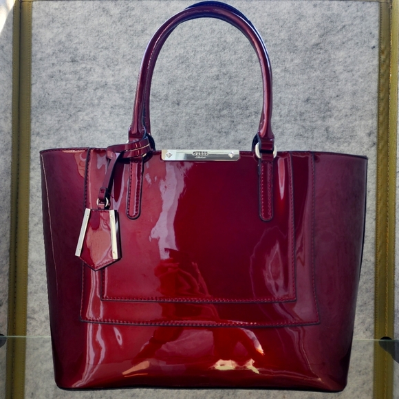 Guess est 1981 - hi gloss burgundy red shoulder bag - Picture 1 of 13